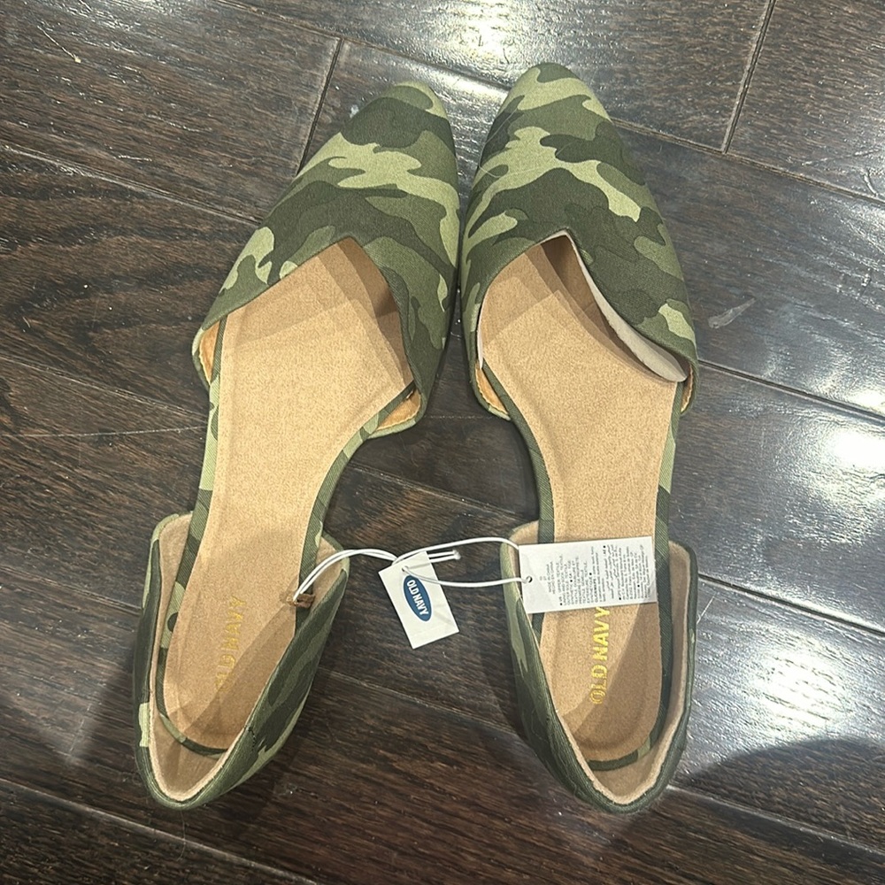 NWT Camo print flats - size 10